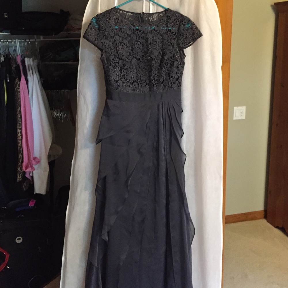 Adrianna Papell Black Lace Cap Sleeve Evening Gown